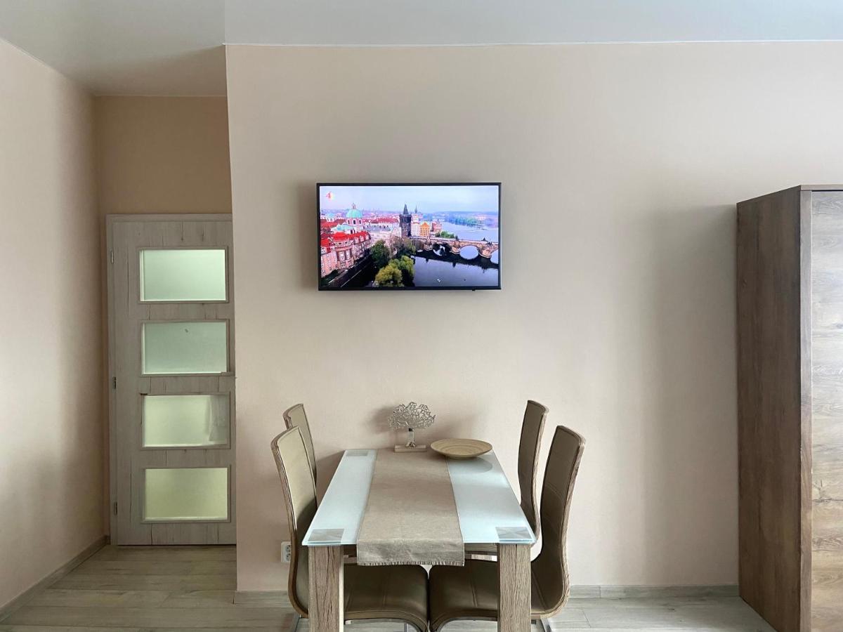Lokal Apartment Praha Bagian luar foto