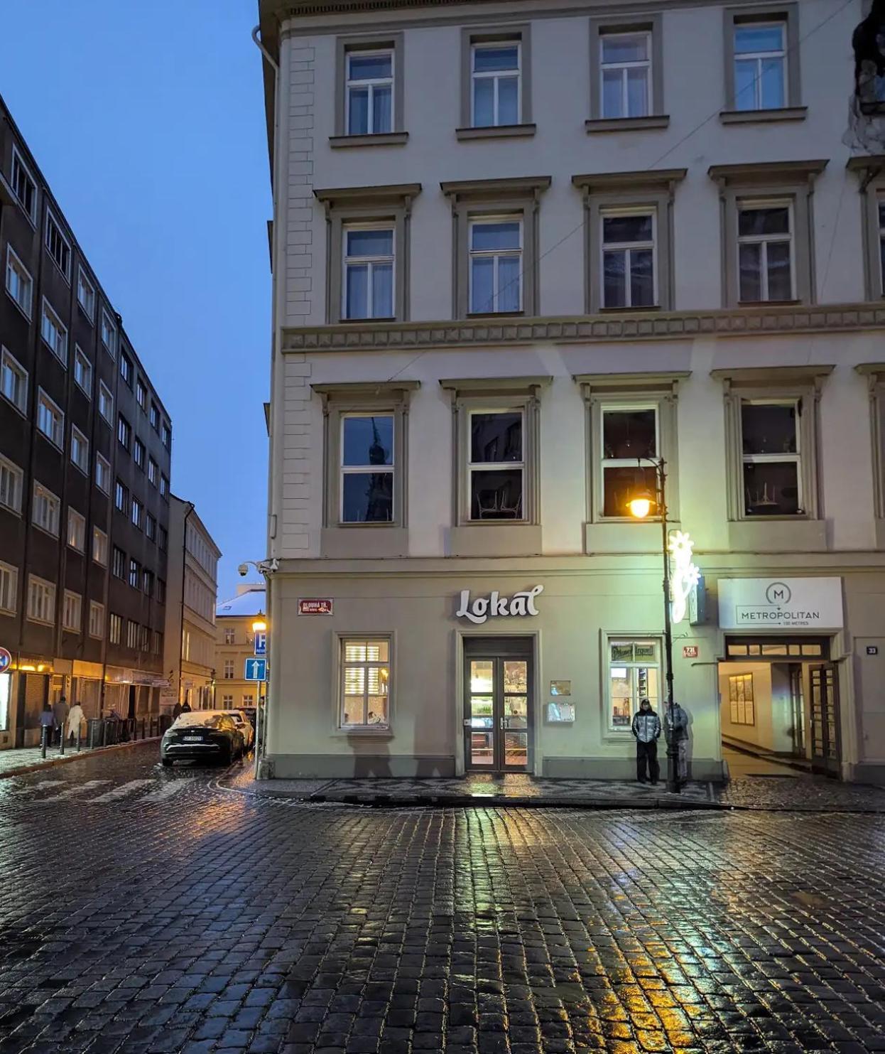 Lokal Apartment Praha Bagian luar foto